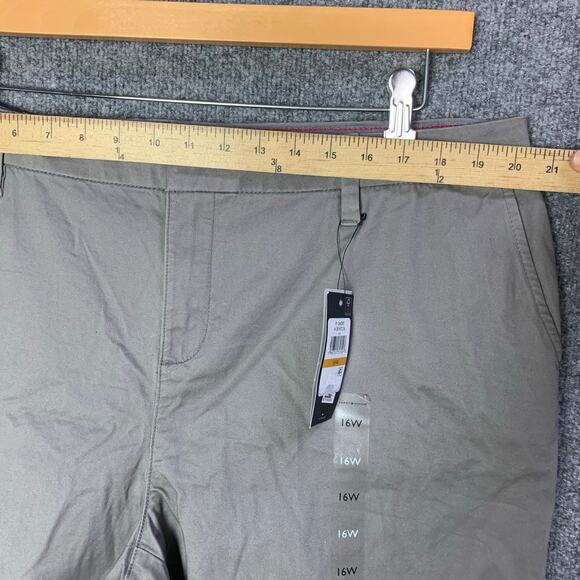 NEW Tommy Hilfiger Khaki Flat Front Chino Shorts Women’s 16W - Picture 3 of 11